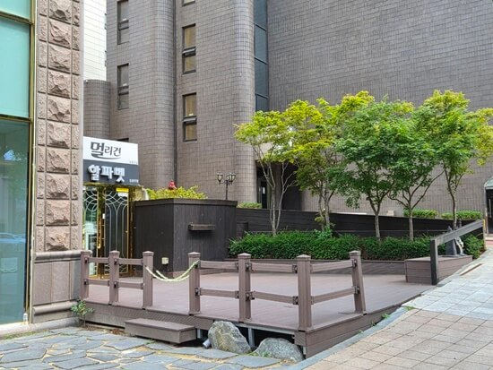 강남 멀리건 쩜오 입구 테라스
